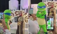 Mặc đồ Ninja Rùa để giấu cảm xúc khi đi ăn cưới người yêu cũ, chàng trai được khen tinh tế