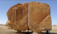 Tảng đá ở sa mạc Ả Rập Xê Út tách đôi hoàn hảo như dao cắt, lý do có thể là gì?