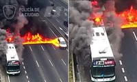 Video xe buýt bốc cháy dữ dội ở Argentina, tạo nên “hàng rào lửa” chắn ngang đường