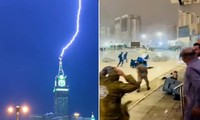 Video sét đánh thẳng xuống Tháp Đồng hồ nổi tiếng ở Thánh địa Mecca giữa giông bão dữ dội