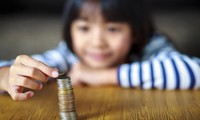 Phát hiện con gái 8 tuổi có nhiều tiền, người mẹ lo lắng khi biết cách con kiếm tiền ở lớp