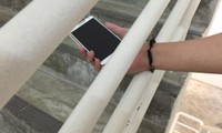 Giảng viên quay video dưới váy nữ sinh