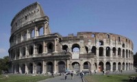 Lén lút khắc tên mình lên Đấu trường La Mã, du khách bị kết tội phá hoại và bị phạt nặng