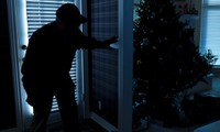Kẻ trộm xui nhất thế giới: Đang ăn trộm thì ngồi lên điện thoại của mình và… gọi cảnh sát