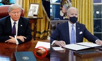Tổng thống Biden gỡ bỏ cái nút đỏ bí ẩn trên bàn làm việc ở Nhà Trắng, đó là nút gì vậy?