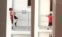 Bắt chước video trên YouTube, cậu bé 7 tuổi trèo ra rìa ngoài ban-công tầng 11 vì nghĩ mình bay được