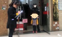 Làm xong thủ tục ly hôn, bố mẹ bỏ mặc con trai 5 tuổi giữa đường, mỗi người đi một hướng
