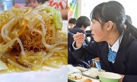 “Bữa trưa... không vui vẻ”: Mỳ xào giòn cứng đến mức cả học sinh lẫn giáo viên bị mẻ răng