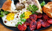 Ở nhà ăn Tết: Làm thế nào để món lạp xưởng chiên trở thành &quot;cạ cứng&quot; của bánh tét và bánh chưng?