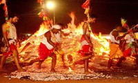 Độc đáo nghi lễ đi bộ chân trần trên than nóng ở Ấn Độ