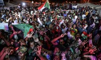 Người biểu tình tập trung tại Khartoum, Sudan, ngày 19/5/2019. Ảnh: AFP/TTXVN