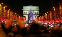 Khải Hoàn Môn ở Paris lung linh trong ánh đèn trước thềm Giáng sinh. Ảnh: Reuters