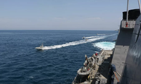 Tàu khu trục Mỹ bị hàng chục tàu Iran ‘quấy rối’ trên Vịnh Ba Tư