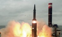 Một tên lửa đạn đạo Hyunmu-2C có tầm bắn 800 km được bắn từ bệ phóng gắn trên xe tải. Ảnh: Bộ Quốc phòng Hàn Quốc