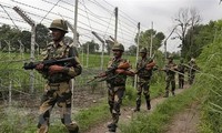 Binh sỹ Ấn Độ tuần tra gần đường Ranh giới Kiểm soát (LoC) phân chia khu vực Kashmir với nước láng giềng Pakistan. (Ảnh: AP/TTXVN)