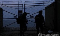 Lính thủy đánh bộ Hàn Quốc tuần tra dọc theo hàng rào thép gai trên đảo Yeonpyeong ở biên giới phía tây trong bối cảnh căng thẳng với Triều Tiên ngày càng gia tăng. Ảnh: Yonhap