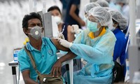 Tiêm vaccine Covid-19 tại Thái Lan. Ảnh: Reuters