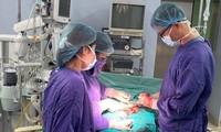Chồng dùng xe máy chở vợ bầu 38 tuần đến bệnh viện khi dây rốn thai nhi đã thò ra ngoài 