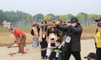 Các VĐV tham gia tranh tài ở môn bắn nỏ tại Hội thi. Ảnh: Báo Dân tộc