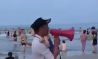 CLIP: Cảm động cảnh bảo vệ bãi biển Đà Nẵng bế bé gái 4 tuổi đi tìm cha mẹ thất lạc