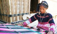Truyền dạy nghề dệt thổ cẩm truyền thống ở Bình Định