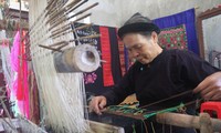 Bà Nông Thị Thược luôn đau đáu nỗi niềm gìn giữ và phát huy nghề dệt thổ cẩm truyền thống ở Luống Nọi. Ảnh: Chu Hiệu
