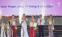 Ông Nguyễn Long Biên - Phó Chủ tịch UBND tỉnh Ninh Thuận cùng Hoa hậu Ngọc Châu chụp ảnh cùng top 3 cuộc thi.