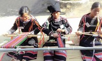 Gìn giữ sắc màu thổ cẩm người Ê Đê