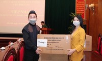 Tùng Dương-Phạm Thùy Dung trao quà hỗ trợ bộ đội biên phòng chống dịch Covid-19