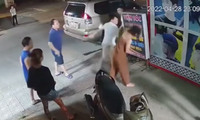 Người đàn ông tấn công phụ nữ. Ảnh cắt từ clip.