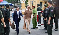 Ca sĩ Đàm Vĩnh Hưng và Vy Oanh đến phiên tòa xét xử bà Nguyễn Phương Hằng