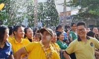 Sinh viên Lào - Việt trường ĐH Sư phạm Đà Nẵng hào hứng té nước mừng Tết Bunpimay - ảnh Thành Văn 