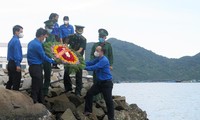 Tuổi trẻ Phú Yên thả vòng hoa tri ân các anh hùng liệt sĩ đã hy sinh tại bến tàu không số Vũng Rô - Ảnh Huyền Oanh 
