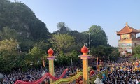 Hàng vạn người trẩy Lễ hội Quán Thế Âm dưới chân núi Ngũ Hành 