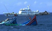 Hình ảnh tàu Trung Quốc mang số hiệu 44101 thả neo cách tàu cá gặp nạn khoảng 1 hải lý, để ngư dân tự tổ chức cứu nạn. Ảnh cắt từ clip trên biển.