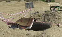 Sau 3 ngày phát hiện, quả bom “khủng” vẫn nằm phơi giữa trời nắng nóng gần 40 độ C - ảnh Nguyễn Ngọc