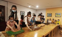 Các em thiếu nhi Đà Nẵng với trải nghiệm làm tranh vải tại Bảo tàng Mỹ thuật - ảnh Đ.T