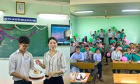 Ngày Nhà giáo Việt Nam 20/11: Thầy cô và học trò tặng nhau những niềm vui
