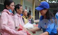 Bà con vùng lũ xúc động nhận quà sẻ chia từ thanh niên
