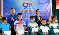 Người nghèo Tuyên Quang xúc động nhận quà của đoàn tình nguyện Trung ương Đoàn