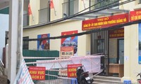 Hà Nội dựng rào chắn cao 2m trước cửa UBND phường để chống dịch 