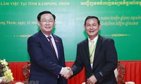 Chủ tịch Quốc hội Vương Đình Huệ làm việc tại tỉnh Kampong Thom 