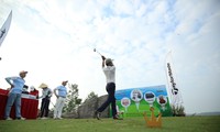 Các golfer trải nghiệm tại hố 19 và đóng góp xây dựng Quỹ Hỗ trợ Tài năng trẻ Việt Nam. 