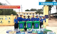 Các bạn trẻ tại xã Kim Long (huyện Châu Đức, Bà Rịa Vũng Tàu) hào hứng bên sản phẩm nhựa tái chế thành các chậu trồng hoa, thùng rác.