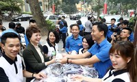 Thành Đoàn Hà Nội và Công ty Manulife trao tặng khẩu trang đến ĐVTN Thủ đô Hà Nội