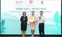 Ban tổ chức trao giải Nhất cho thí sinh Hoàng Minh Thủy.