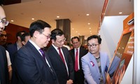 Ủy viên Bộ Chính trị, Bí thư Thành ủy Hà Nội Vương Đình Huệ; Bộ trưởng Bộ Thông tin và Truyền thông Nguyễn Mạnh Hùng tham quan các gian hàng triển lãm tại ngày hội. Ảnh: Lâm Đăng Hải
