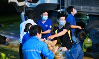 Các tình nguyện viên gấp rút bốc xếp 18 tấn rau củ xuyên đêm tiếp sức cho người dân Bình Dương gặp khó khăn vì dịch bệnh COVID-19