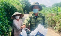 Ông Nguyễn Văn Hải cư dân “xóm phao” bãi giữa sông Hồng (phường Ngọc Thụy, Long Biên, Hà Nội) chở gạo và nhu yếu phẩm từ siêu thị 0 đồng.