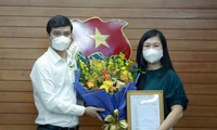 Anh Bùi Quang Huy, Bí thư thường trực TƯ Đoàn trao quyết định, tặng hoa chúc mừng chị Trịnh Thị Mai Phương. Ảnh: Bảo Anh